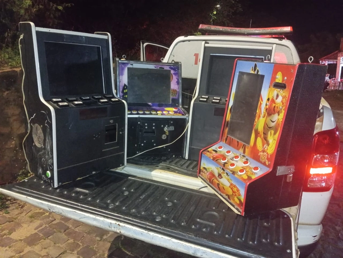 Polícia Militar apreende máquinas caça-níqueis em bar de Oeiras