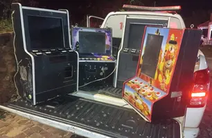 Polícia Militar apreende máquinas caça-níqueis em bar de Oeiras (Foto: Reprodução)