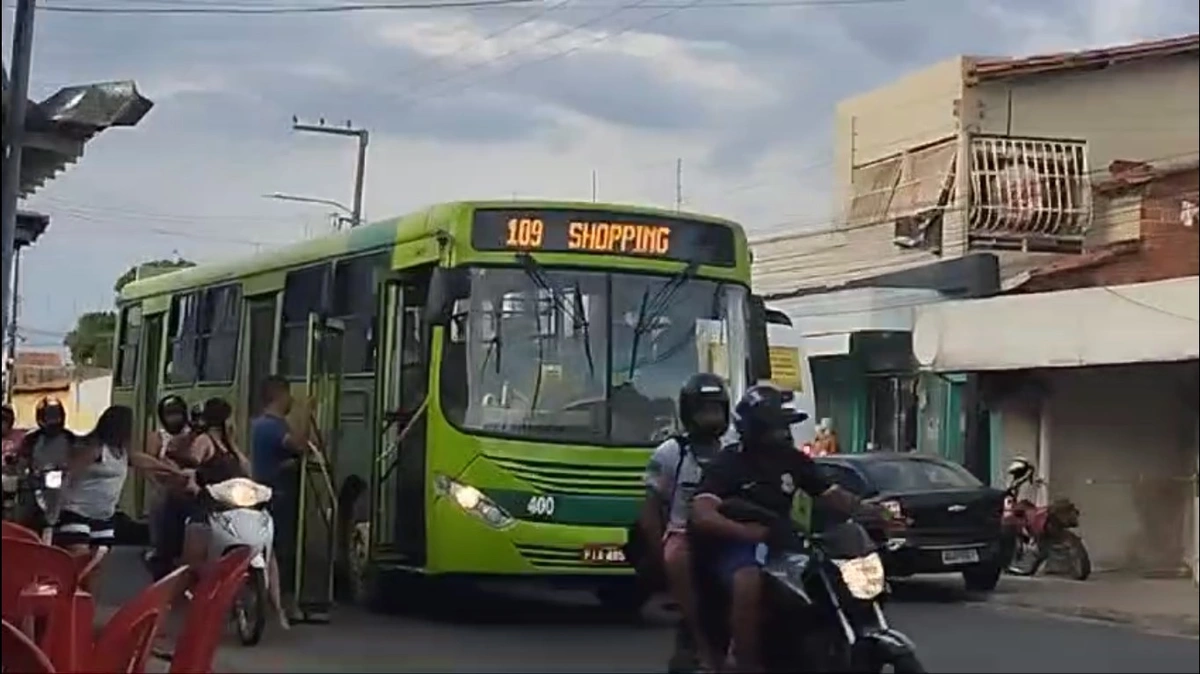 Porta de ônibus cai em rota no bairro São Joaquim, zona Norte de Teresina