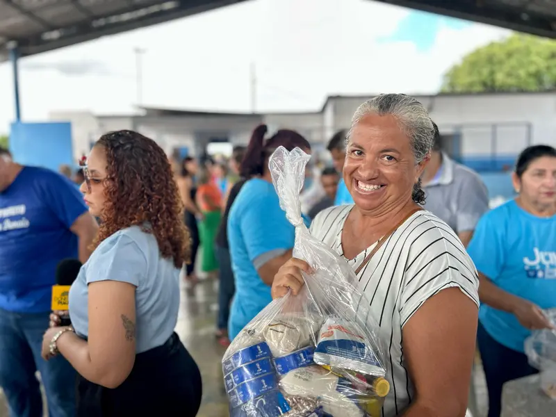 Prefeito Júnior Carvalho celebra aniversário com distribuição de cestas básicas