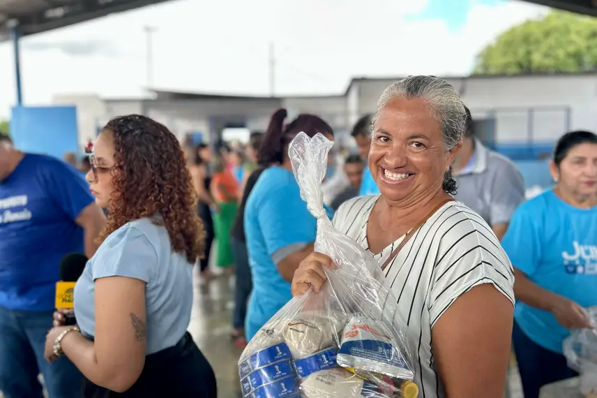 Prefeito Júnior Carvalho celebra aniversário com distribuição de cestas básicas Prefeito Júnior Carvalho celebra aniversário com distribuição de cestas básicas