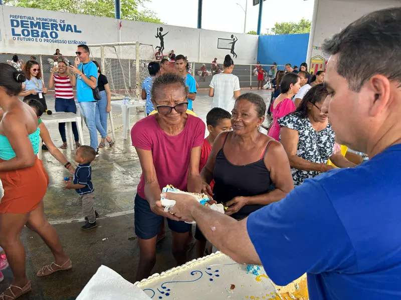 Prefeito Júnior Carvalho celebra aniversário com distribuição de cestas básicas