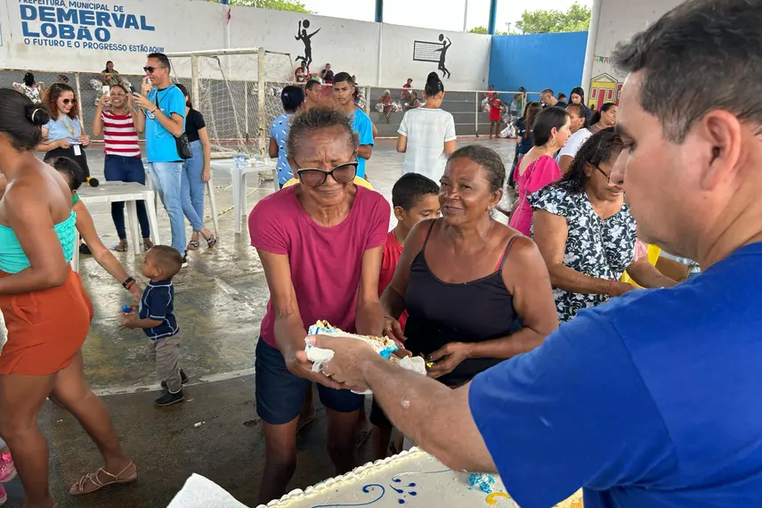 Prefeito Júnior Carvalho celebra aniversário com distribuição de cestas básicas