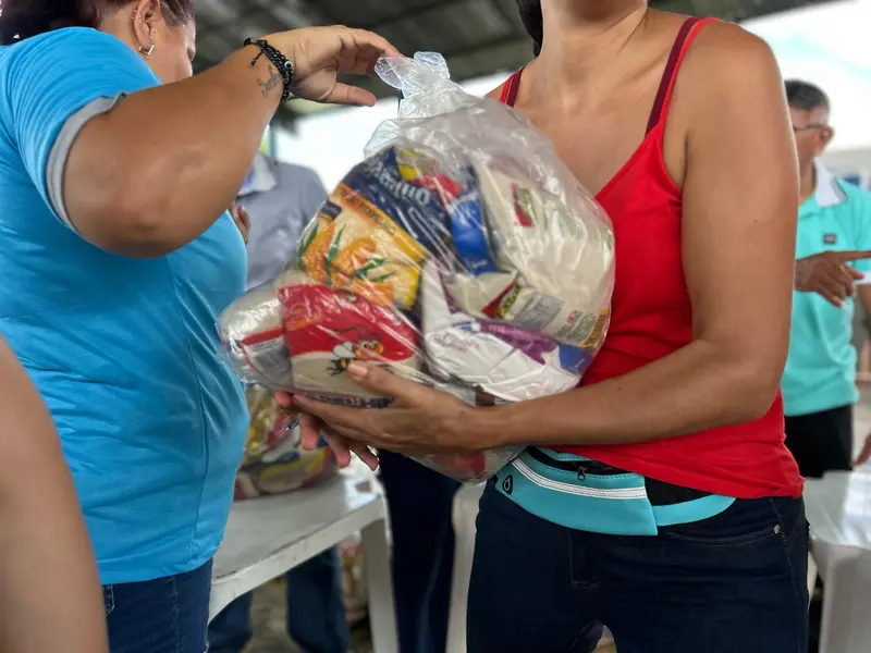 Prefeito Júnior Carvalho celebra aniversário com distribuição de cestas básicas