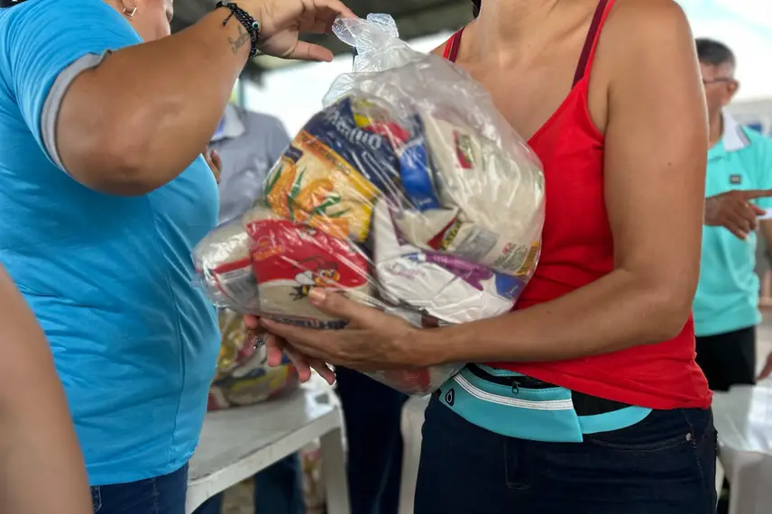 Prefeito Júnior Carvalho celebra aniversário com distribuição de cestas básicas Prefeito Júnior Carvalho celebra aniversário com distribuição de cestas básicas