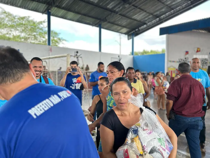 Prefeito Júnior Carvalho celebra aniversário com distribuição de cestas básicas