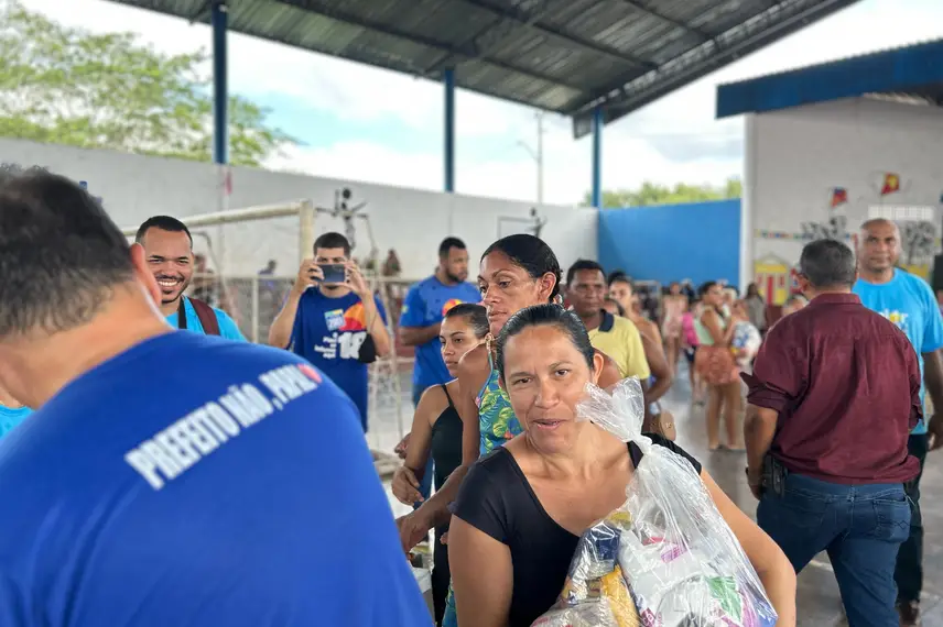 Prefeito Júnior Carvalho celebra aniversário com distribuição de cestas básicas Prefeito Júnior Carvalho celebra aniversário com distribuição de cestas básicas