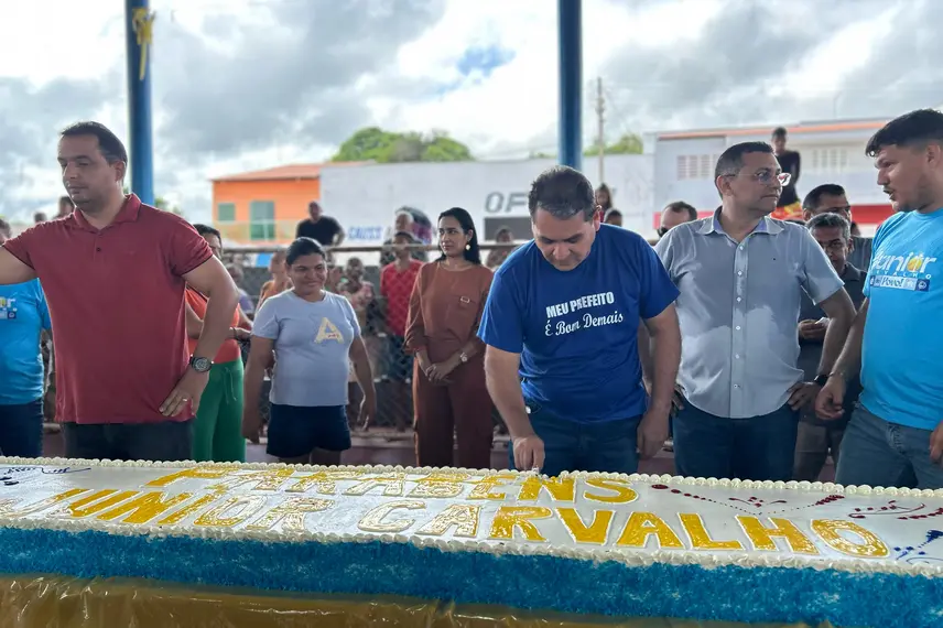 Prefeito Júnior Carvalho celebra aniversário com distribuição de cestas básicas
