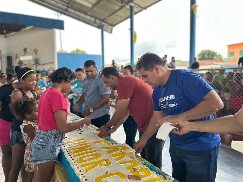 Prefeito Júnior Carvalho celebra aniversário com distribuição de cestas básicas