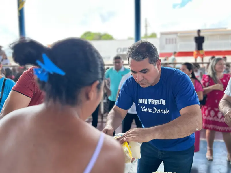 Prefeito Júnior Carvalho celebra aniversário com distribuição de cestas básicas