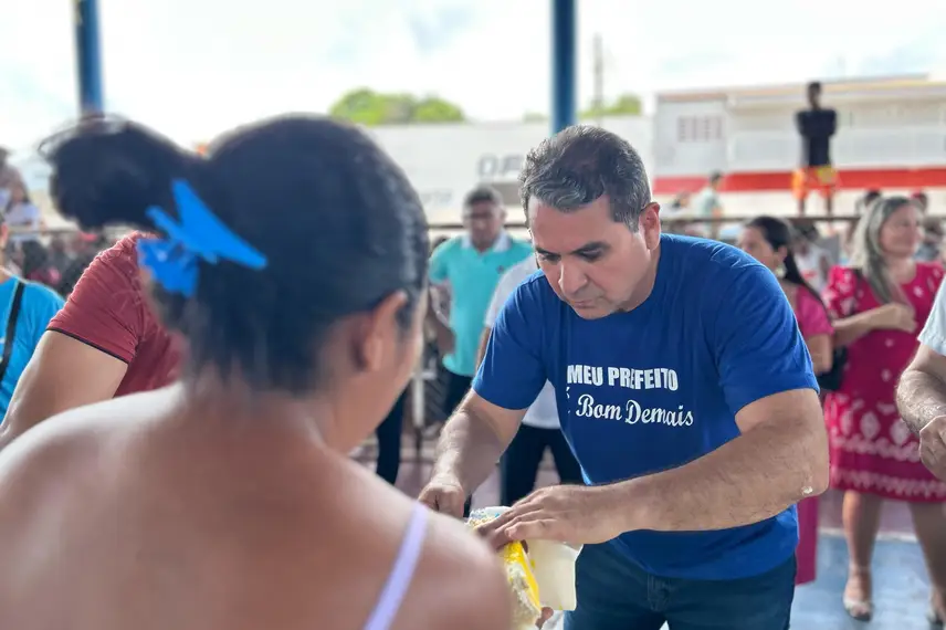 Prefeito Júnior Carvalho celebra aniversário com distribuição de cestas básicas Prefeito Júnior Carvalho celebra aniversário com distribuição de cestas básicas