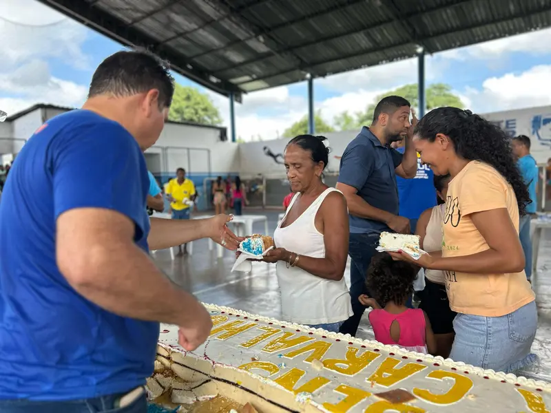 Prefeito Júnior Carvalho celebra aniversário com distribuição de cestas básicas