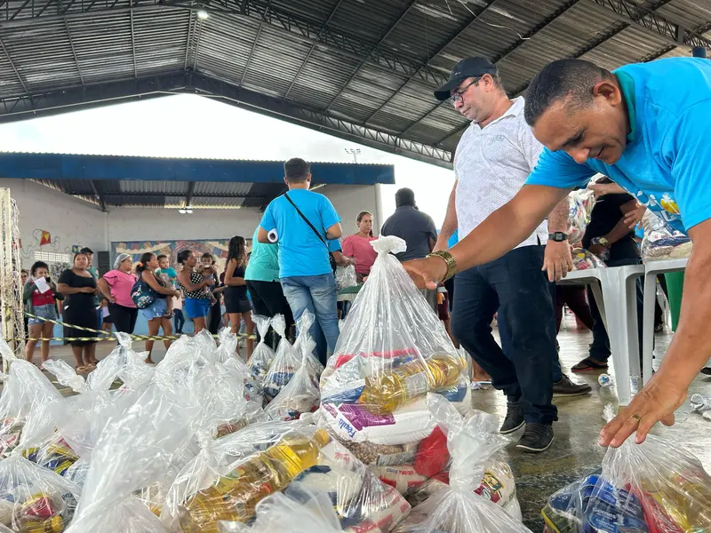 Prefeito Júnior Carvalho celebra aniversário com distribuição de cestas básicas