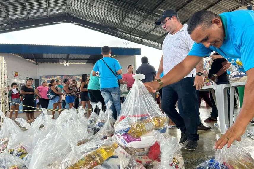 Prefeito Júnior Carvalho celebra aniversário com distribuição de cestas básicas Prefeito Júnior Carvalho celebra aniversário com distribuição de cestas básicas