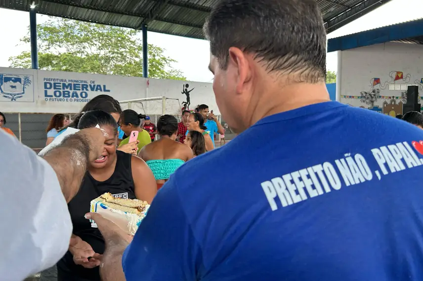 Prefeito Júnior Carvalho celebra aniversário com distribuição de cestas básicas Prefeito Júnior Carvalho celebra aniversário com distribuição de cestas básicas
