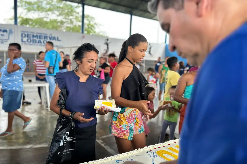 Prefeito Júnior Carvalho celebra aniversário com distribuição de cestas básicas Prefeito Júnior Carvalho celebra aniversário com distribuição de cestas básicas