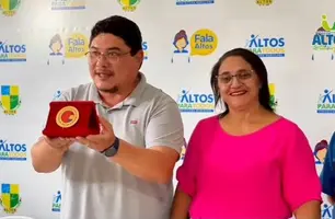 Prefeito Maxwell entrega Selo Ouro em reconhecimento ao sucesso na alfabetização (Foto: Reprodução)