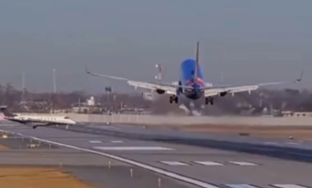 Quase acidente em Chicago: Boeing 737 arremete para evitar colisão com jato