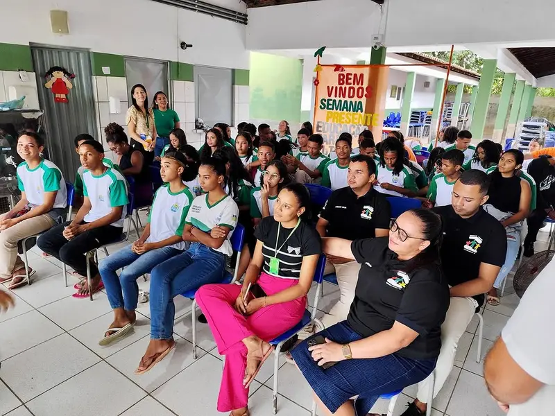 Secretarias de Curralinhos promovem roda de conversa sobre saúde mental e prevenção em escola