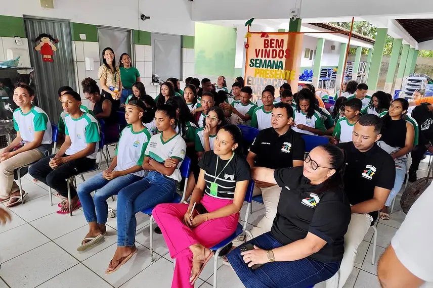 Secretarias de Curralinhos promovem roda de conversa sobre saúde mental e prevenção em escola