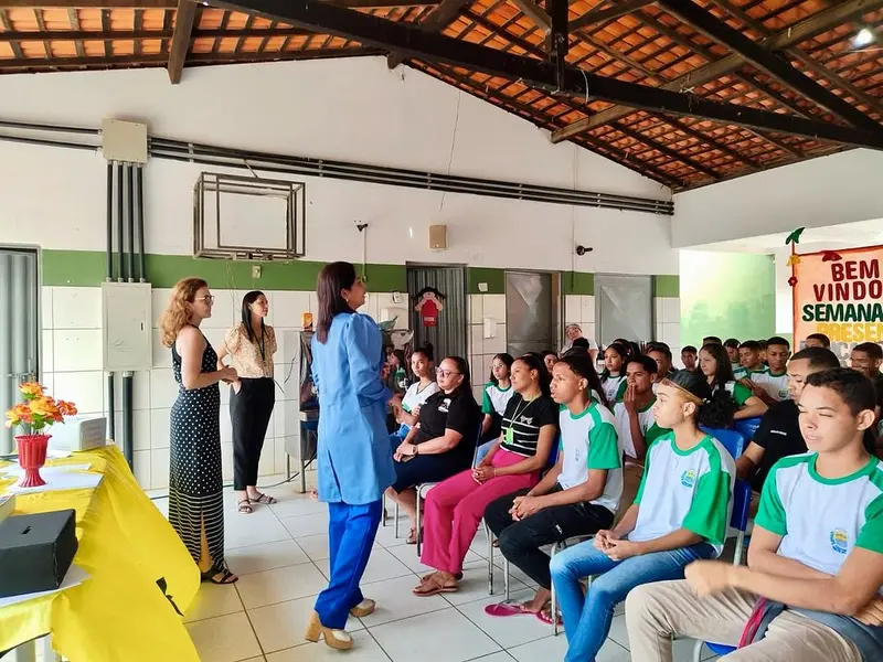 Secretarias de Curralinhos promovem roda de conversa sobre saúde mental e prevenção em escola