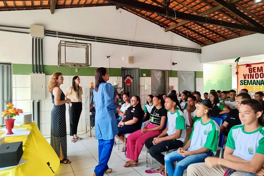 Secretarias de Curralinhos promovem roda de conversa sobre saúde mental e prevenção em escola