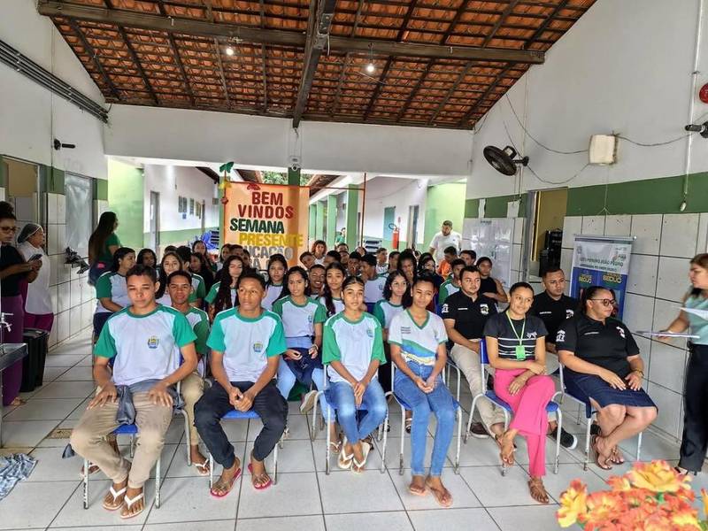 Secretarias de Curralinhos promovem roda de conversa sobre saúde mental e prevenção em escola