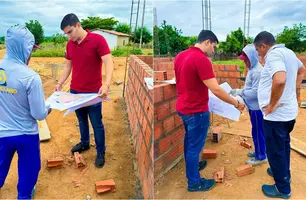 Selindinho acompanha construção da UBS na localidade Oitis ao lado de lideranças (Foto: Reprodução)