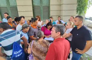 Trabalhadores da limpeza em Teresina manifestam contra os salários atrasados (Foto: Conecta Piauí)