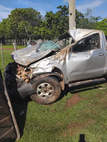 Três pessoas ficam feridas após caminhonete capotar em Esperantina