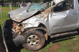 Três pessoas ficam feridas após caminhonete capotar em Esperantina (Foto: Reprodução)