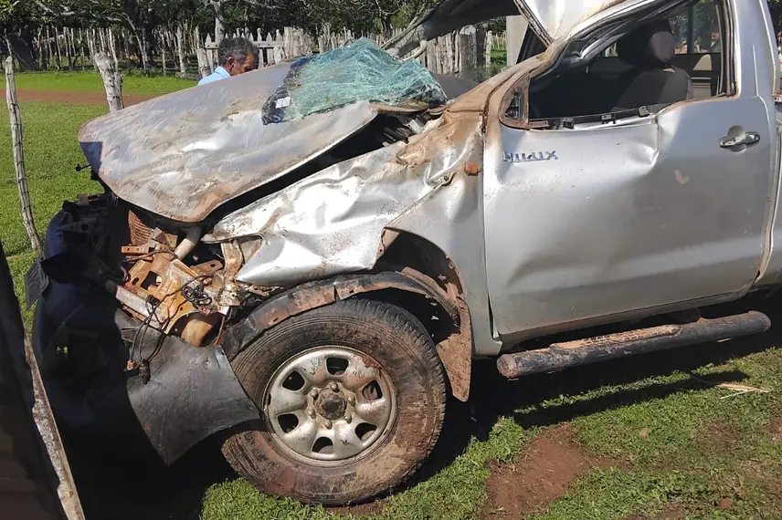 Três pessoas ficam feridas após caminhonete capotar em Esperantina