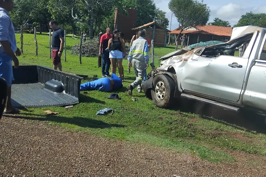 Três pessoas ficam feridas após caminhonete capotar em Esperantina Três pessoas ficam feridas após caminhonete capotar em Esperantina