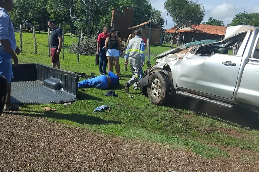 Três pessoas ficam feridas após caminhonete capotar em Esperantina