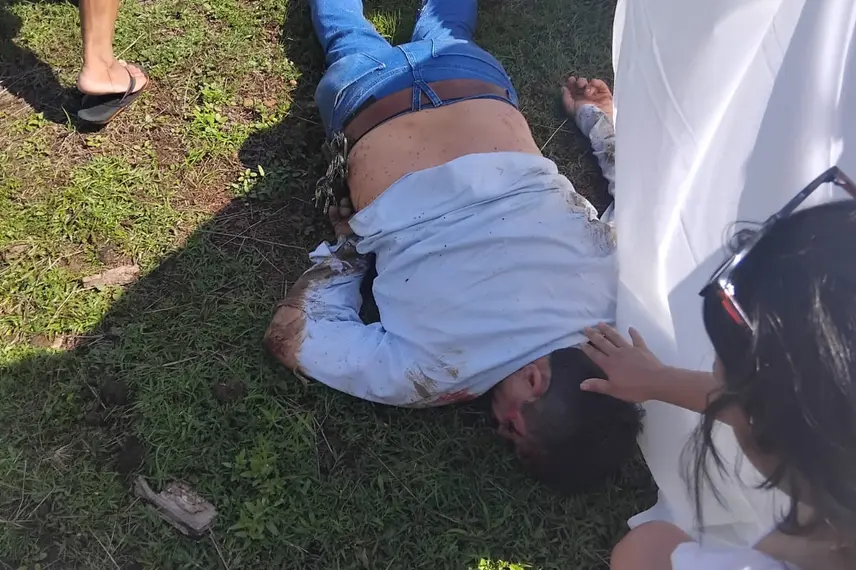 Três pessoas ficam feridas após caminhonete capotar em Esperantina