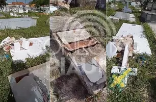 Vândalos depredam túmulos e arrancam corpo de jazigo em cemitério de Parnaíba (Foto: Reprodução/Luzia Paula)