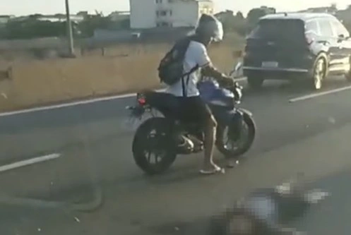 Vídeo flagra homem furtando celular de agente executado no Rio de Janeiro