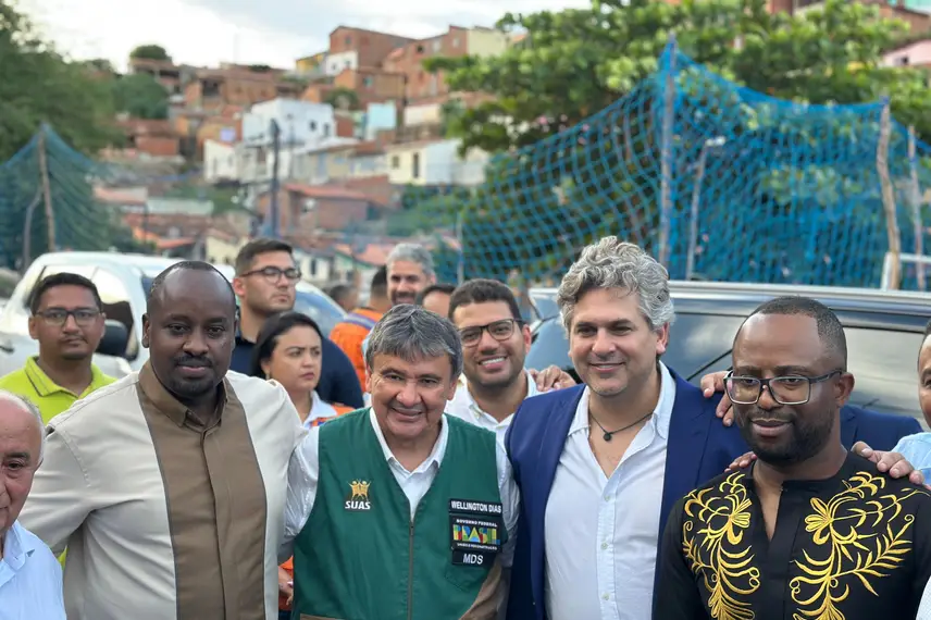 Wellington Dias lança programa social e visita áreas afetadas pela chuva em Picos Wellington Dias lança programa social e visita áreas afetadas pela chuva em Picos