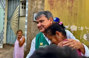 Wellington Dias lança programa social e visita áreas afetadas pela chuva em Picos (Foto: Joseph Silva/Conecta Piauí)