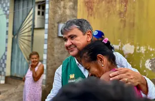Wellington Dias lança programa social e visita áreas afetadas pela chuva em Picos (Foto: Joseph Silva/Conecta Piauí)