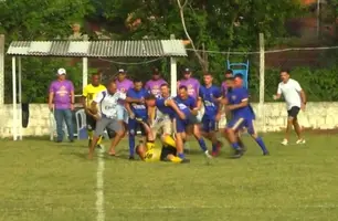 Árbitro de futebol é agredido durante partida no interior do Piauí (Foto: AGP & Raynes Ravel)