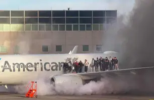 Avião pega fogo após pousar em aeroporto nos Estados Unidos e deixa 12 feridos (Foto: Reprodução)