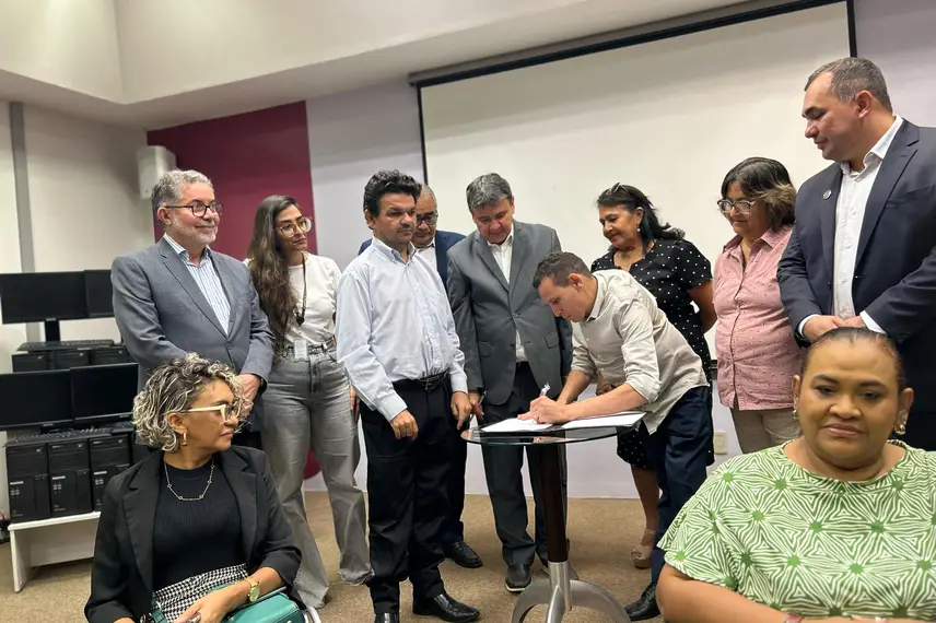 Banco do Nordeste doa 40 computadores e amplia apoio a projetos sociais no Piauí Banco do Nordeste doa 40 computadores e amplia apoio a projetos sociais no Piauí