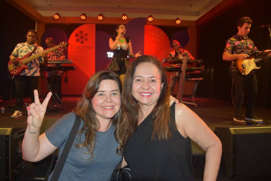 Banda Top Gun realiza show no Artes de Março no Teresina Shopping