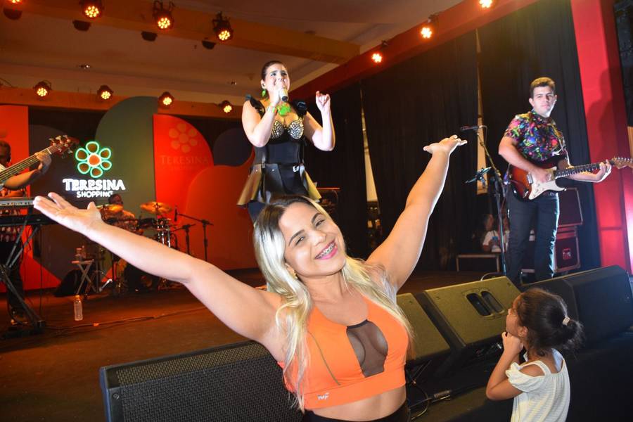 Banda Top Gun realiza show no Artes de Março no Teresina Shopping