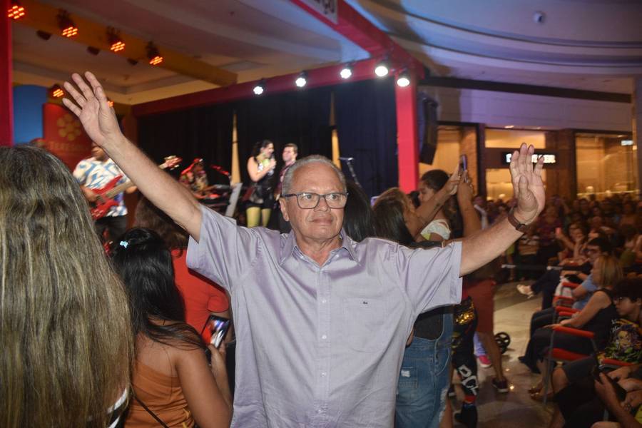 Banda Top Gun realiza show no Artes de Março no Teresina Shopping