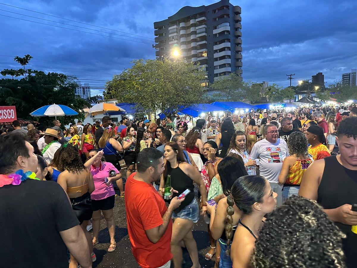 Bloco Capote da Madrugada arrasta multidão em primeiro dia de Carnaval em Teresina
