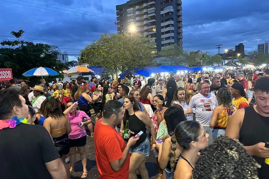 Bloco Capote da Madrugada arrasta multidão em primeiro dia de Carnaval em Teresina