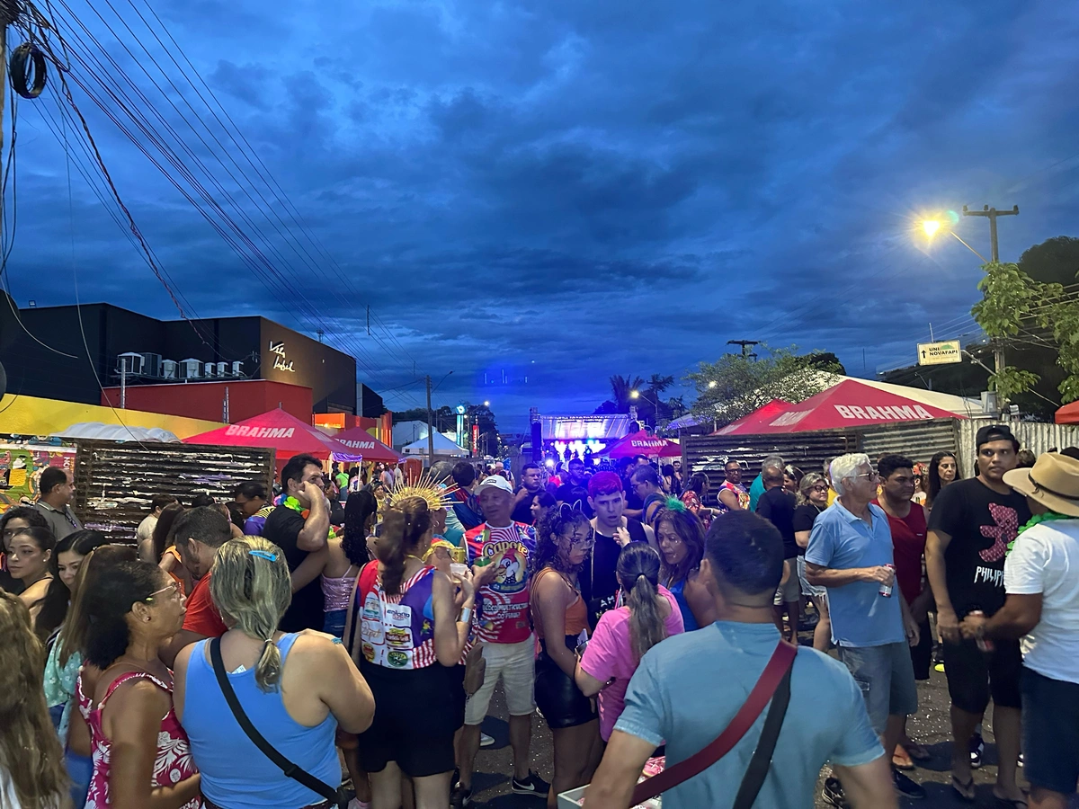 Bloco Capote da Madrugada arrasta multidão em primeiro dia de Carnaval em Teresina