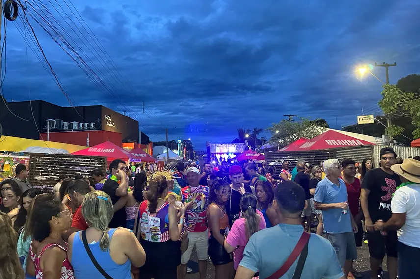 Bloco Capote da Madrugada arrasta multidão em primeiro dia de Carnaval em Teresina